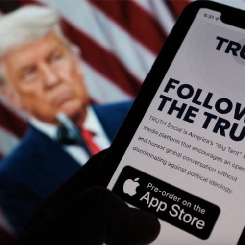 Donald Trump lanza “Truth Social”, su propia red social
