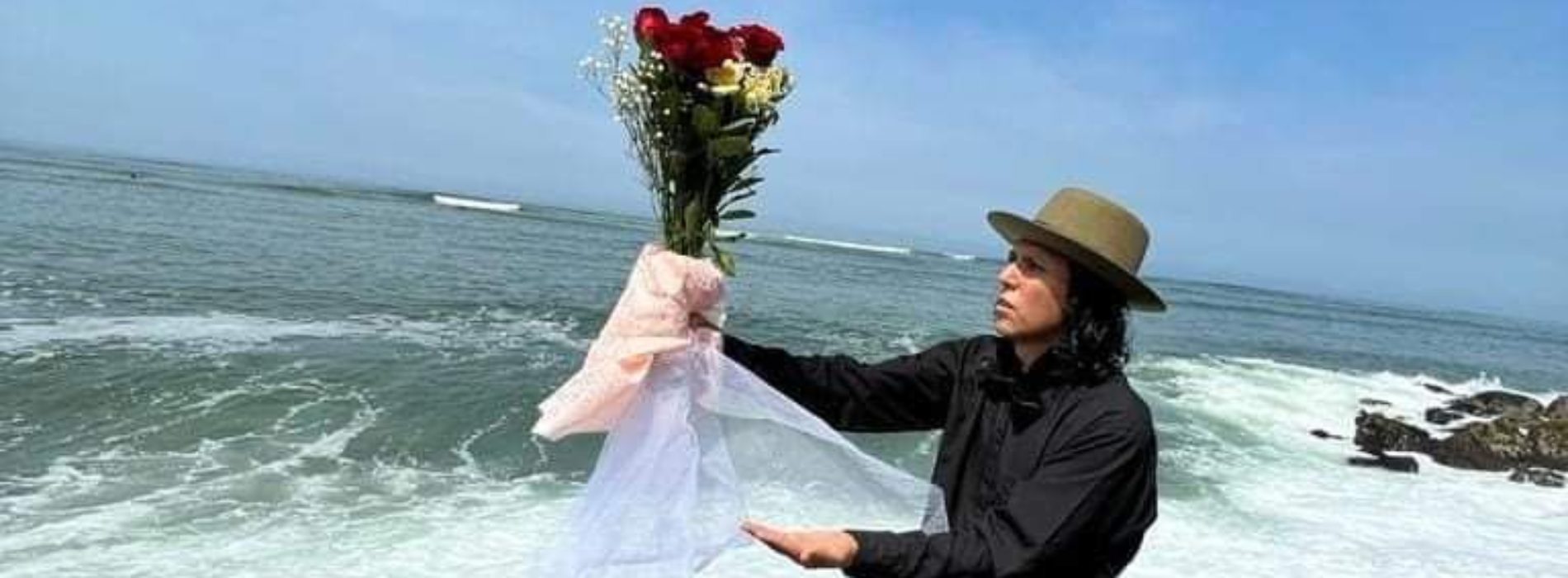 Ambientalista se casa con el #Mar y promete cuidarlo toda su vida