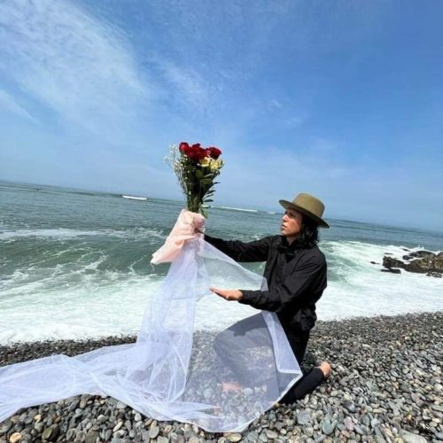 Ambientalista se casa con el #Mar y promete cuidarlo toda su vida