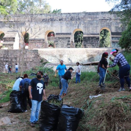 Defensores de la 4T limpian arcos y río de Xochimilco