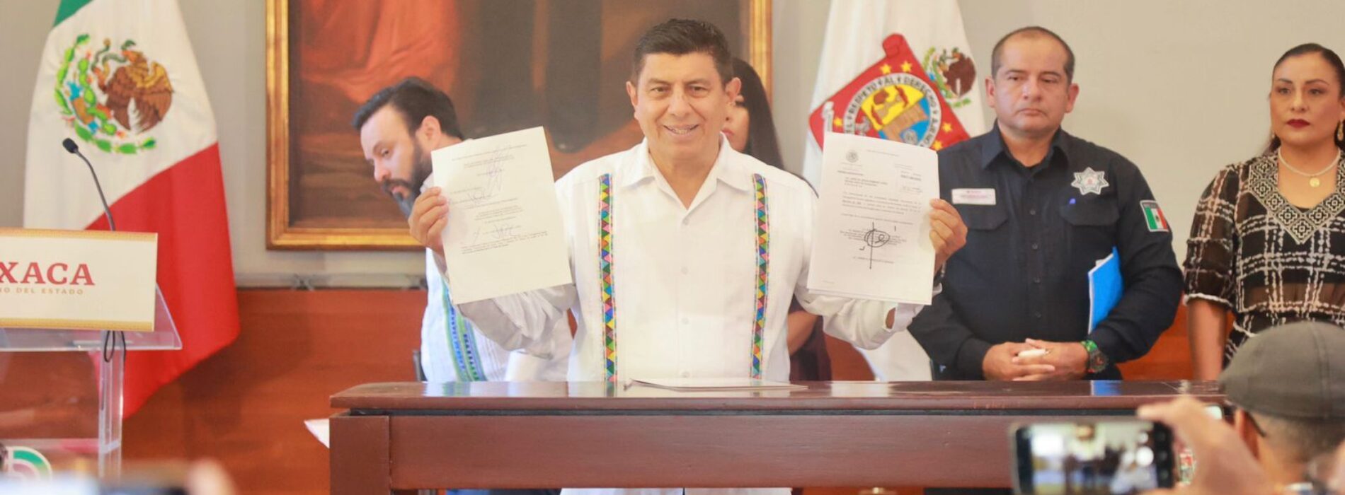 Firma Gobernador del Estado promulgación de la Ley de Revocación de Mandato en Oaxaca