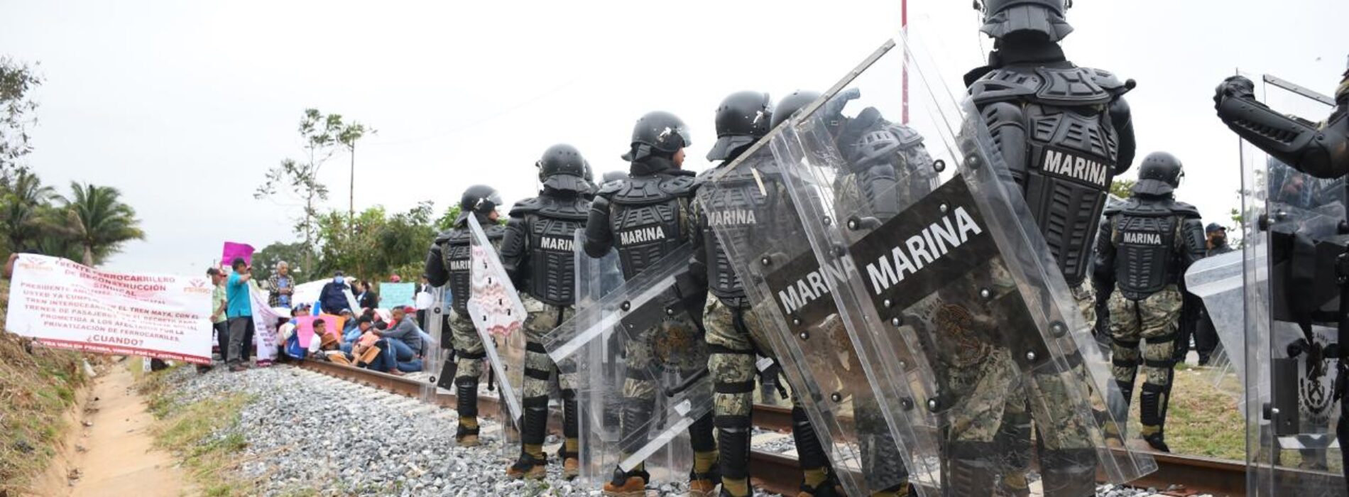 Marinos desalojan y detienen a ex ferrocarrileros que protestaban en Matías Romero