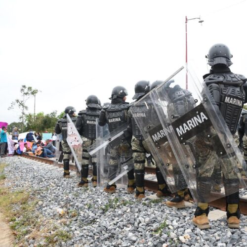 Marinos desalojan y detienen a ex ferrocarrileros que protestaban en Matías Romero