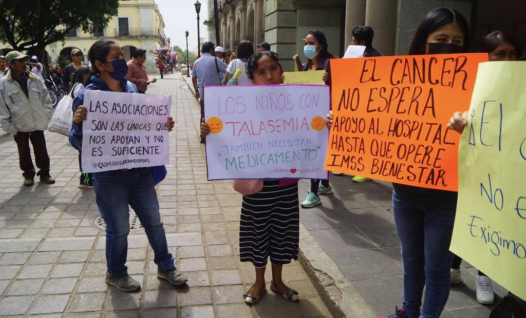 Protestan padres en Oaxaca por desabasto de medicamentos contra el ...