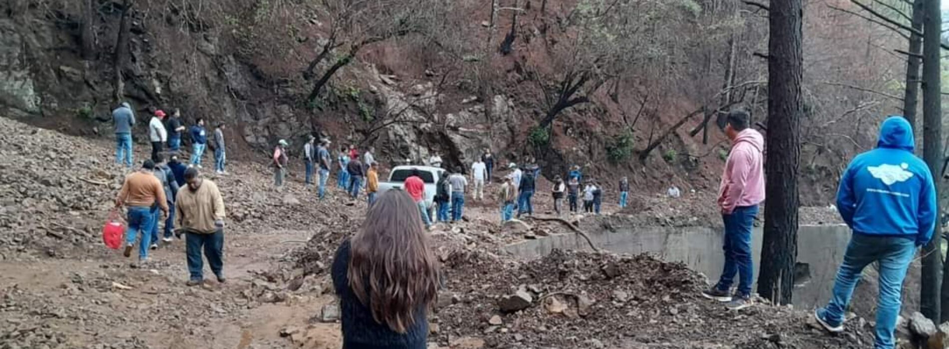 Deslaves dejan incomunicada a la Sierra Juárez en Oaxaca; lodo y piedras obstruyen circulación