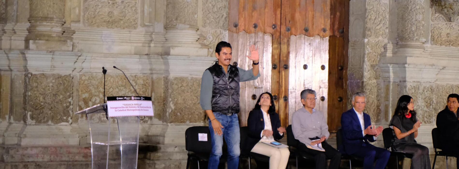 Ray Chagoya, participó en el encendido inaugural de la Catedral de Oaxaca.