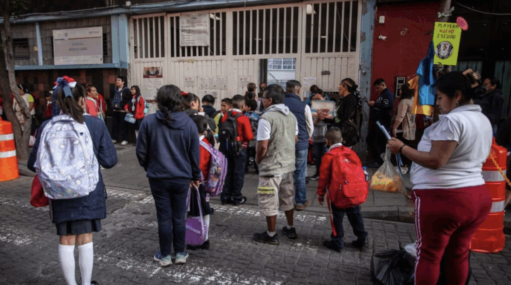 Regresan a clases más de 800 mil estudiantes en Oaxaca tras paro de la ...